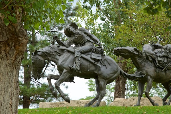 Pioneer Courage Park das einen Garten und Statue oder Skulptur