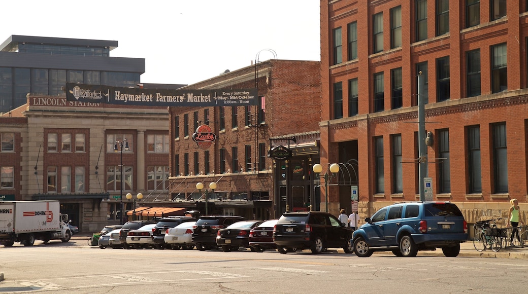 Lincoln showing a city and signage