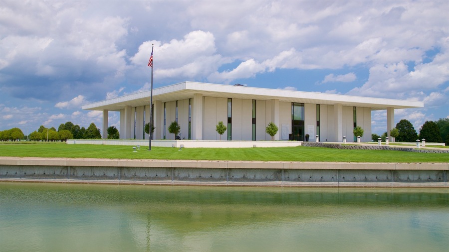 Museo Stuhr de los Pioneros mostrando un lago o abrevadero y arquitectura moderna