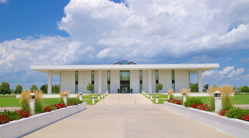 Museo Stuhr de los Pioneros que incluye arquitectura moderna, flores y un parque