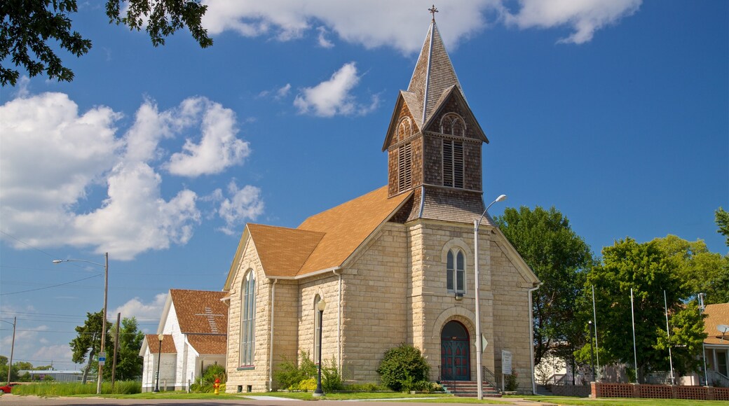 Grand Island que incluye una iglesia o catedral y una pequeña ciudad o pueblo