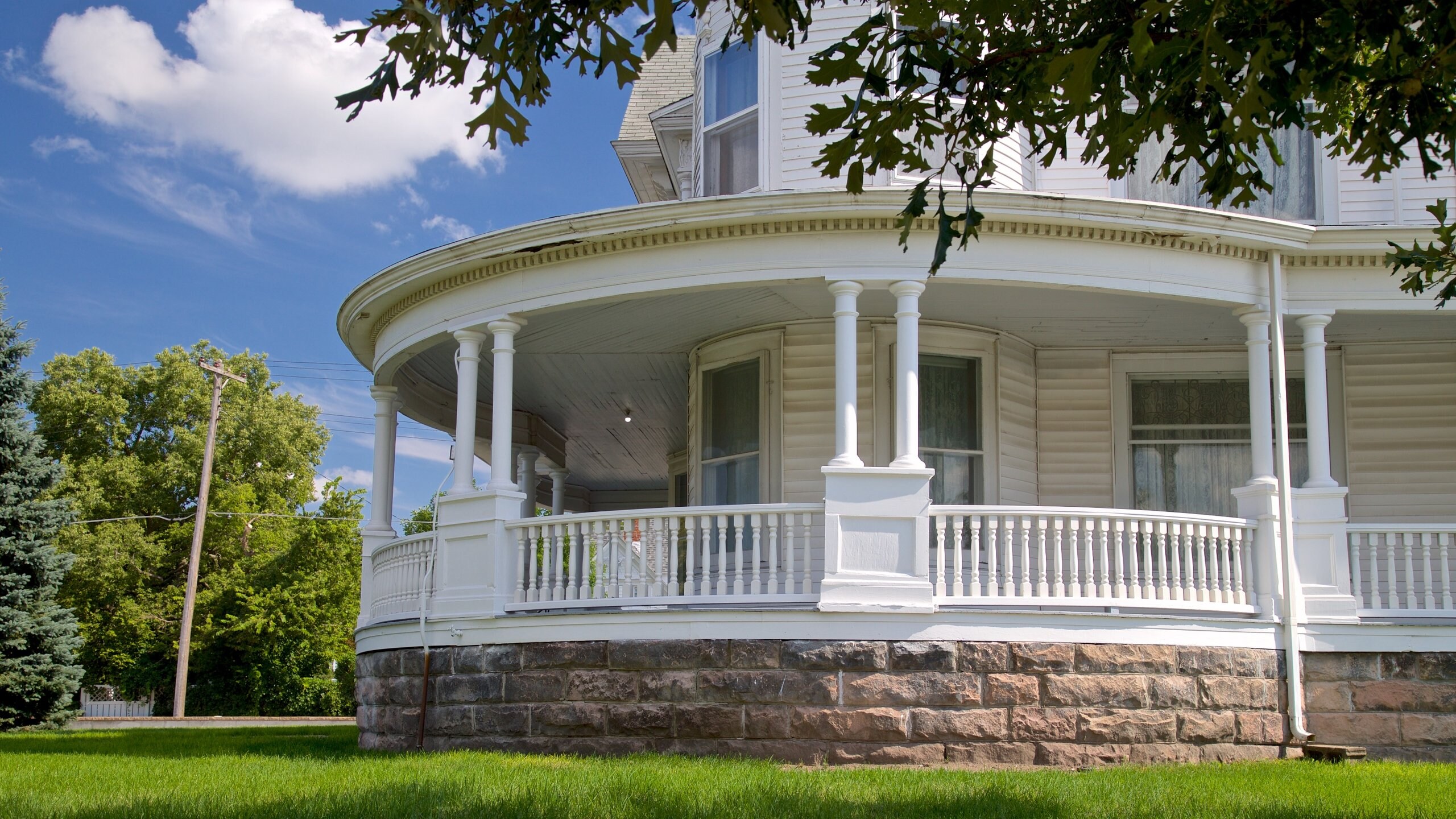 Grand Island showing a house