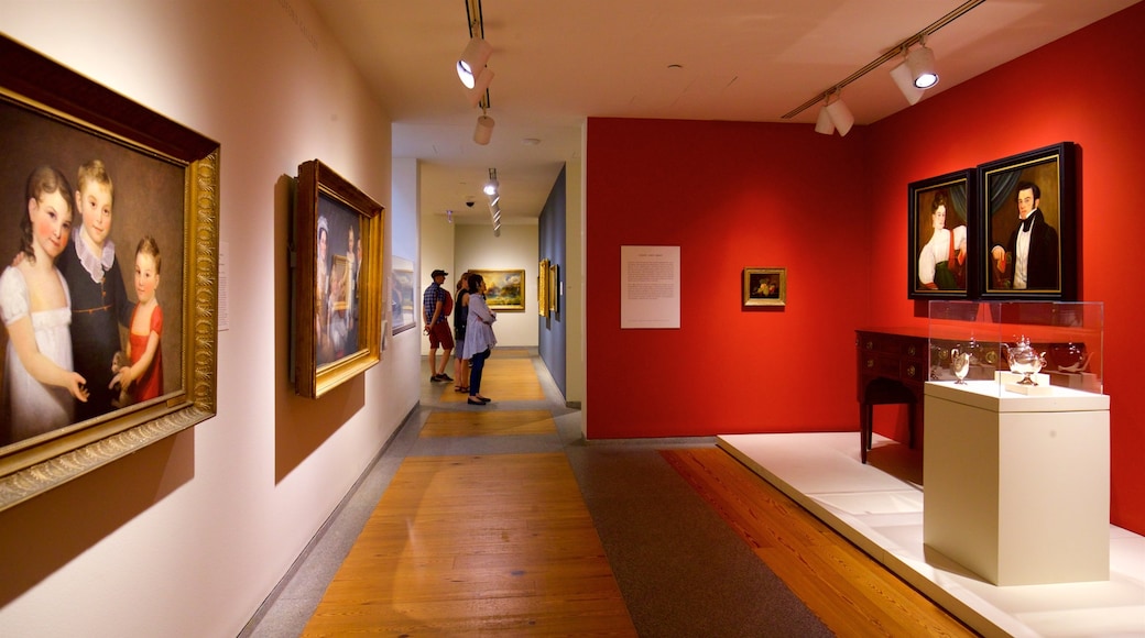 Portland Museum of Art ofreciendo vistas de interior y arte y también un grupo pequeño de personas