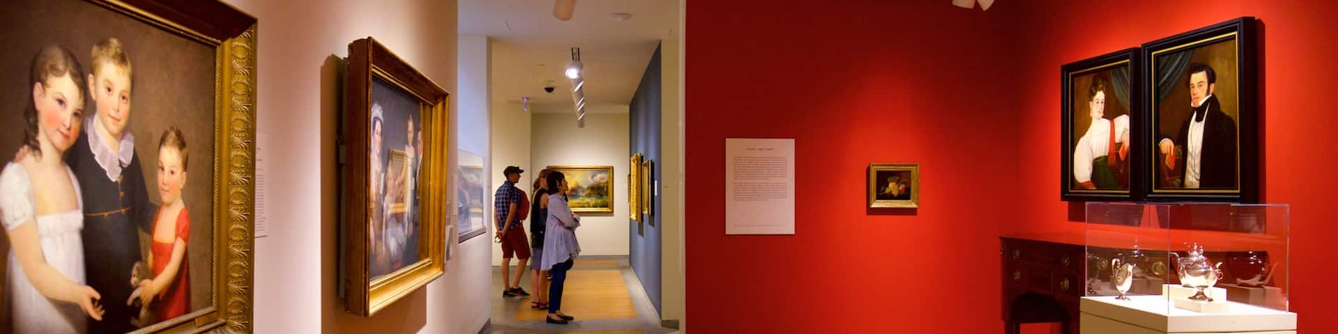 Portland Museum of Art ofreciendo arte y vistas interiores y también un pequeño grupo de personas