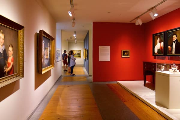 Portland Museum of Art montrant vues intérieures et art aussi bien que petit groupe de personnes