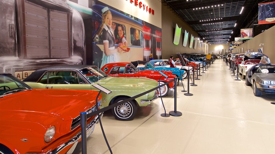 Classic Car Collection mostrando elementos patrimoniales y vistas de interior