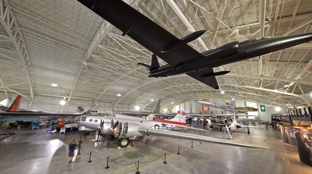 Mando Aéreo Estratégico y Museo Aeroespacial que incluye vista interna y avión