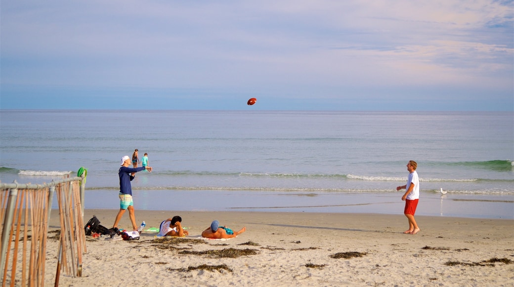 Higgins Beach das einen allgemeine Küstenansicht und Sandstrand sowie kleine Menschengruppe