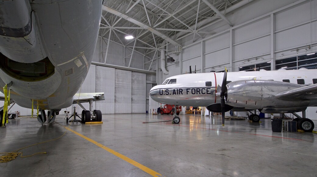 Mando Aéreo Estratégico y Museo Aeroespacial mostrando vista interna y avión