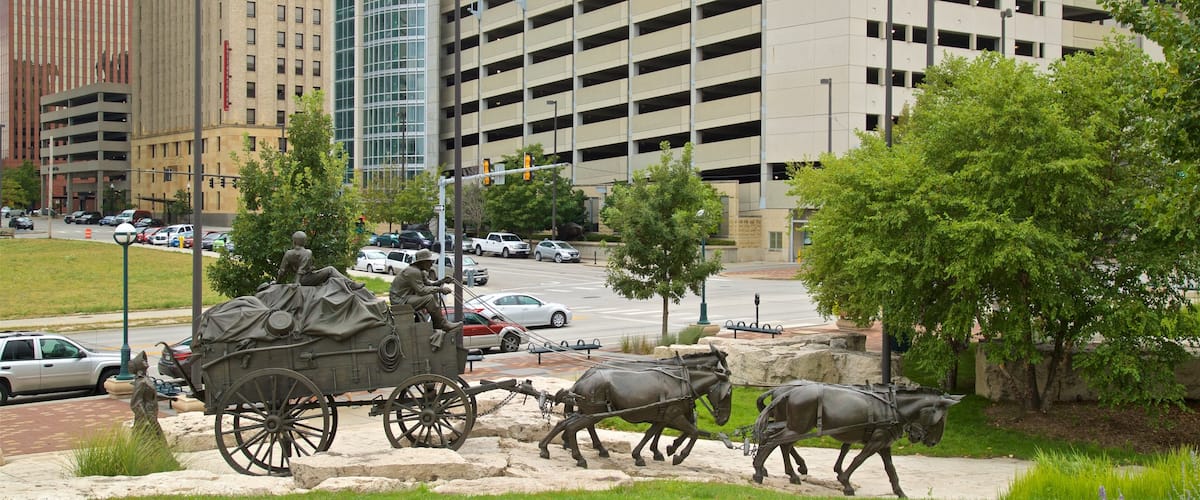 Parque Pioneer Courage mostrando una estatua o escultura y una ciudad