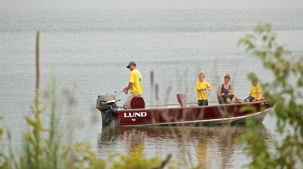 Zorinsky Lake Park som omfatter fiskeri, en sø eller et vandhul og bådsejlads