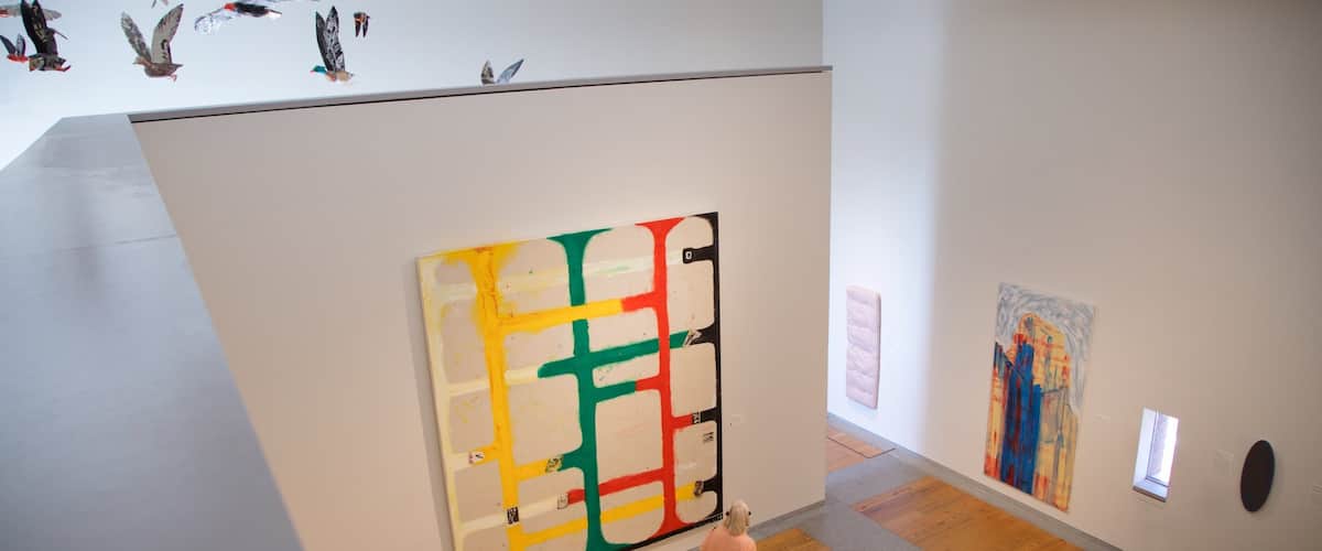 Portland Museum of Art welches beinhaltet Innenansichten und Kunst sowie Paar