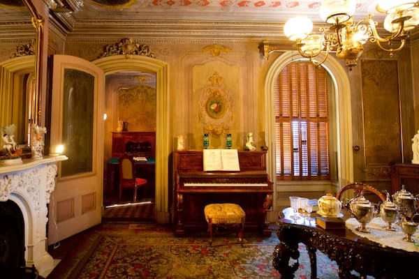 Victoria Mansion mettant en vedette maison, patrimoine historique et vues intérieures
