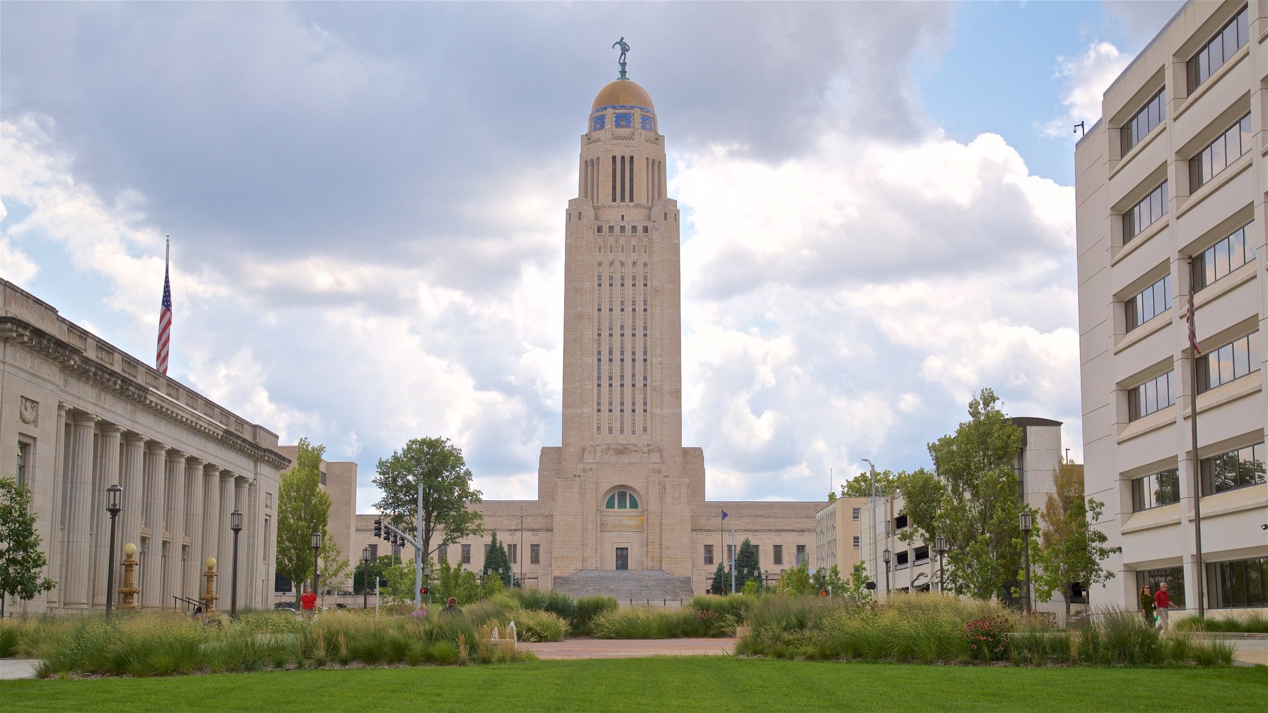 內布拉斯加州議會大廈 呈现出 行政大樓, 遺跡建築 和 公園