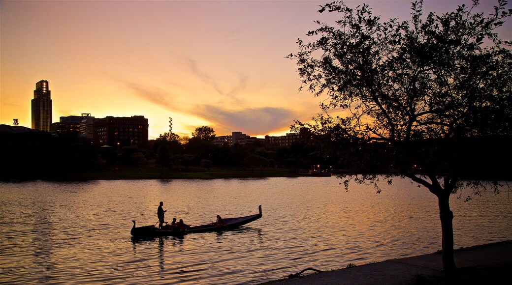 Heartland of America Park mostrando un río o arroyo, kayaks o canoas y un atardecer