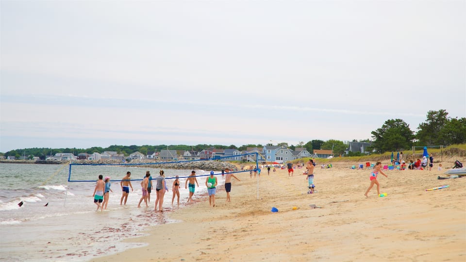 Ferry Beach State Park som inkluderar kustutsikter, en kuststad och en strand
