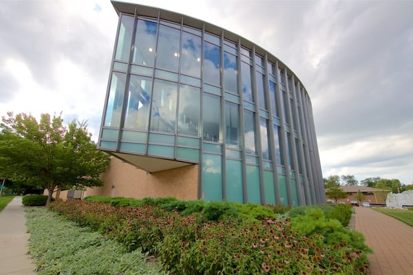 International Quilt Study Center welches beinhaltet Blumen und Garten