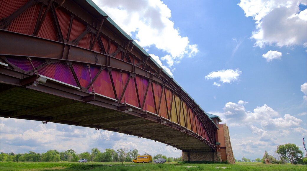 Great Platte River Road Archway mostrando un jardín y un puente