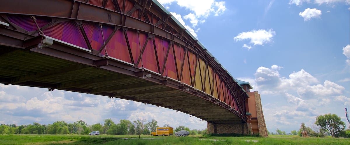 Great Platte River Road Archway che include parco e ponte