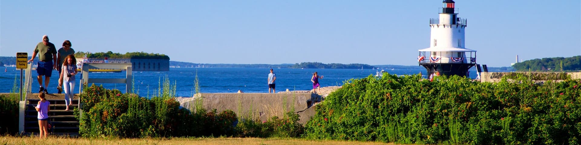 Fuerte Preble mostrando un faro y un parque y también un pequeño grupo de personas