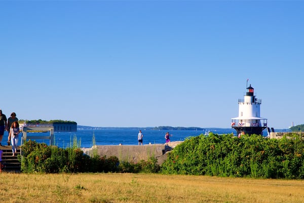 Fort Preble welches beinhaltet Park und Leuchtturm sowie kleine Menschengruppe