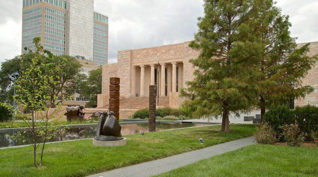 Museo de Arte Joslyn que incluye jardín, arte al aire libre y un estanque