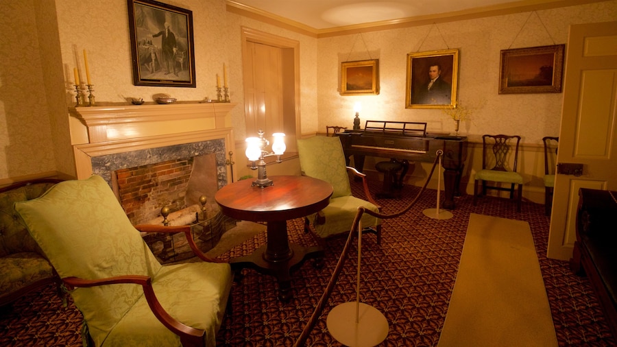 Wadsworth-Longfellow House som visar interiörer, ett hus och historiska element