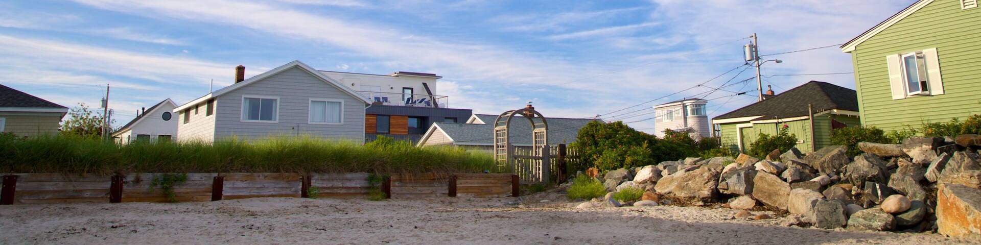 Higgins Beach showing a beach and a coastal town