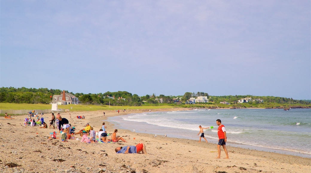 Scarborough Beach State Park che include spiaggia e vista della costa cosi come un piccolo gruppo di persone