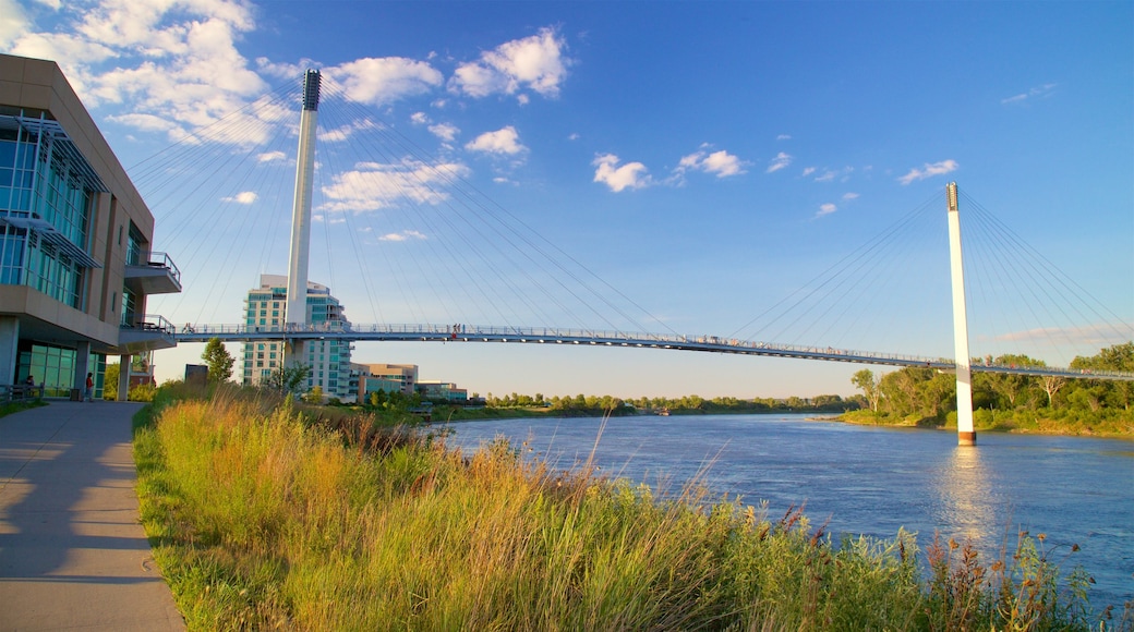 Bob Kerrey Pedestrian Bridge welches beinhaltet Fluss oder Bach, Sonnenuntergang und Brücke