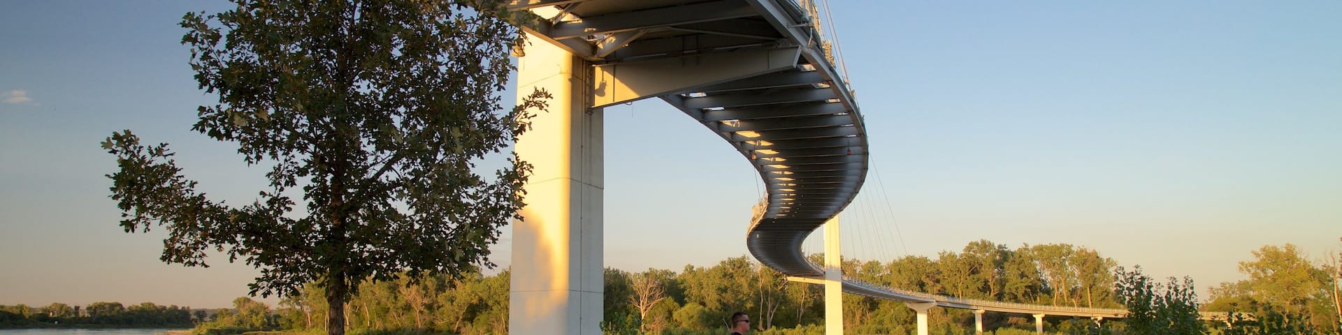 Puente peatonal Bob Kerrey que incluye un jardín, una puesta de sol y animales tiernos