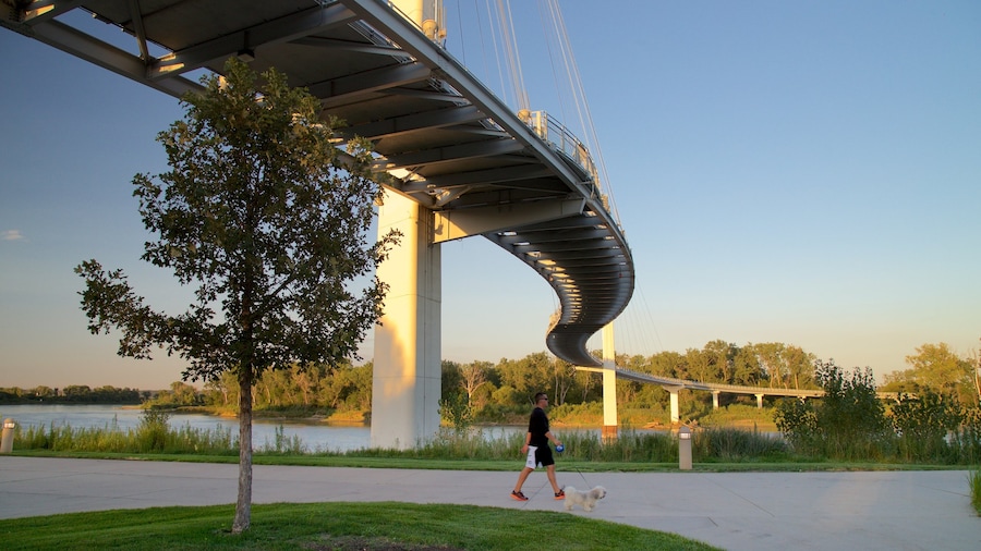 Bob Kerrey Pedestrian Bridge inclusief een park, hiken of wandelen en een brug
