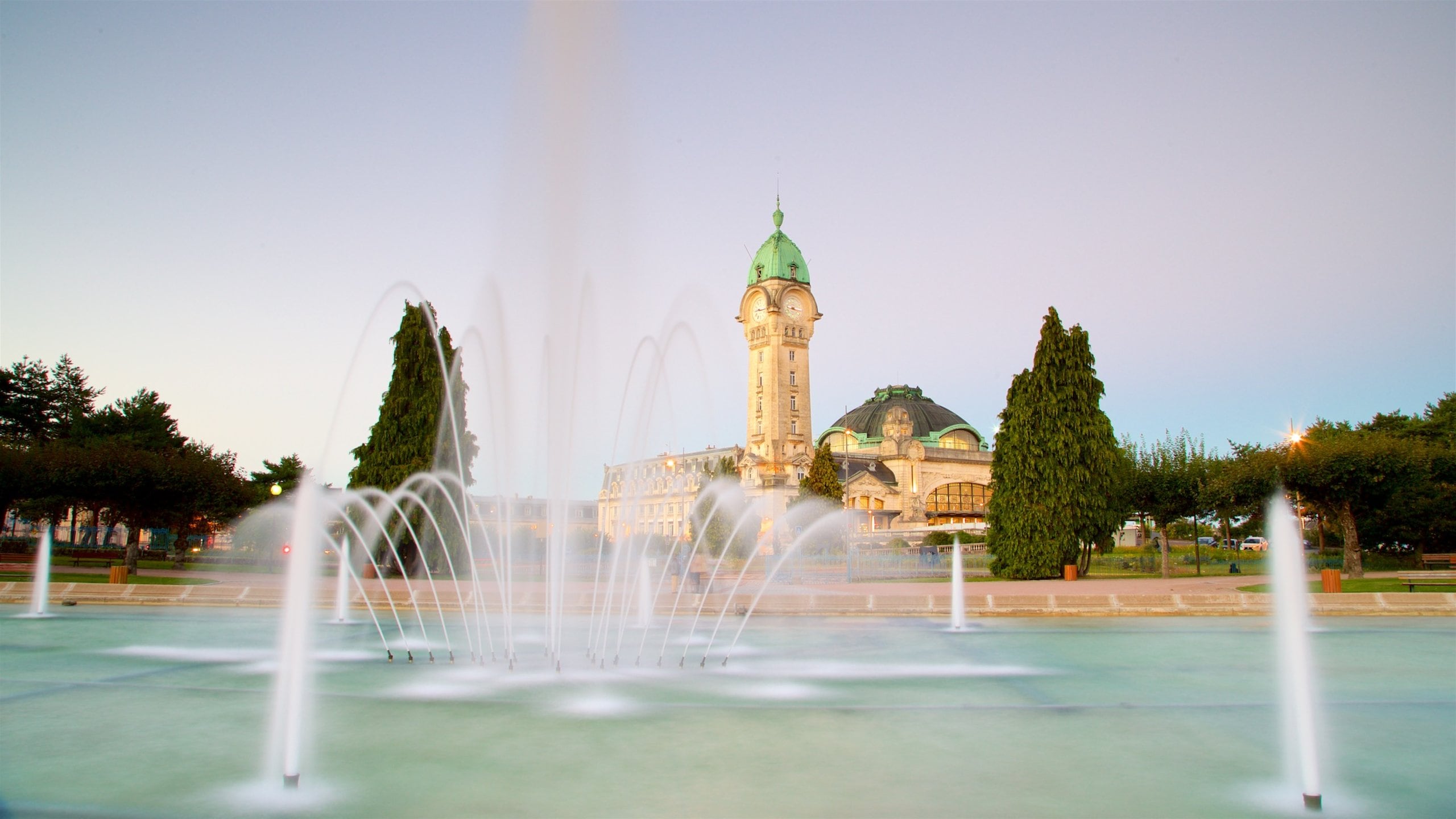 Gare de Limoges featuring heritage architecture, a fountain and a sunset