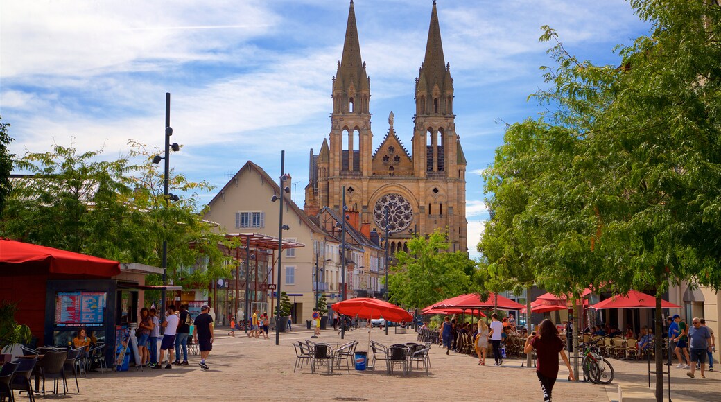 Moulins montrant église ou cathédrale et patrimoine architectural