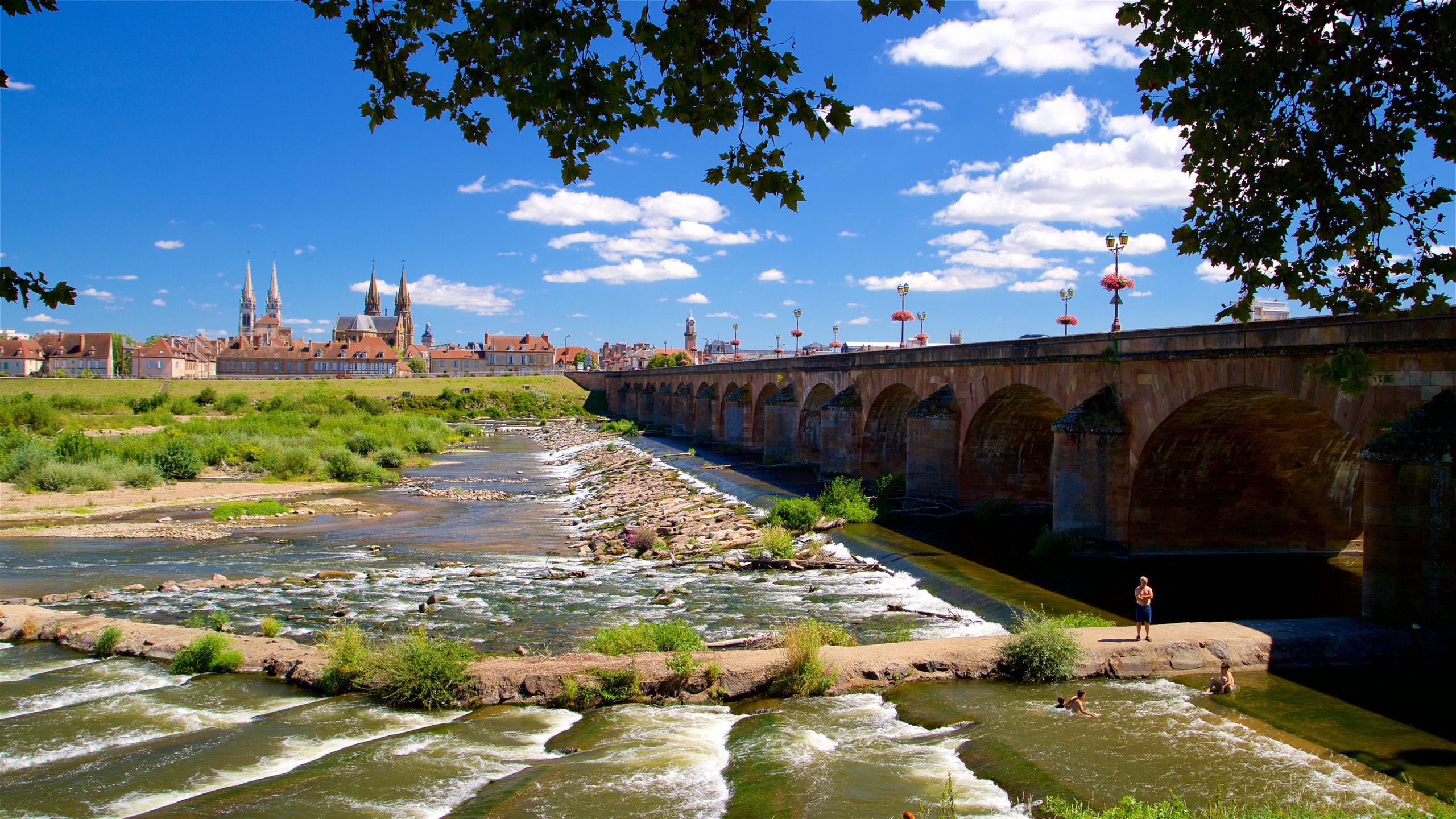 Moulins mettant en vedette pont et rivière ou ruisseau