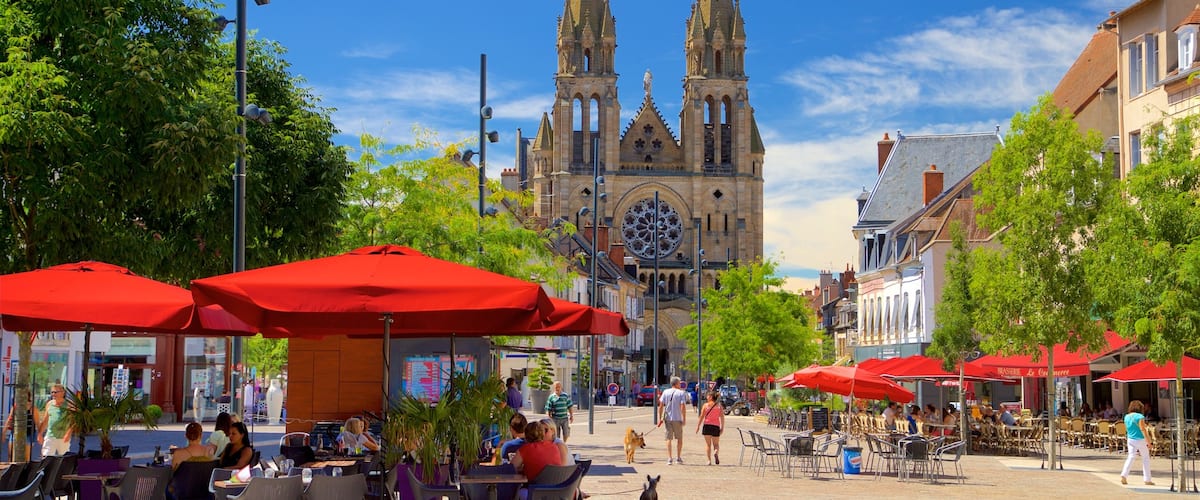Moulins bevat historische architectuur en een kerk of kathedraal