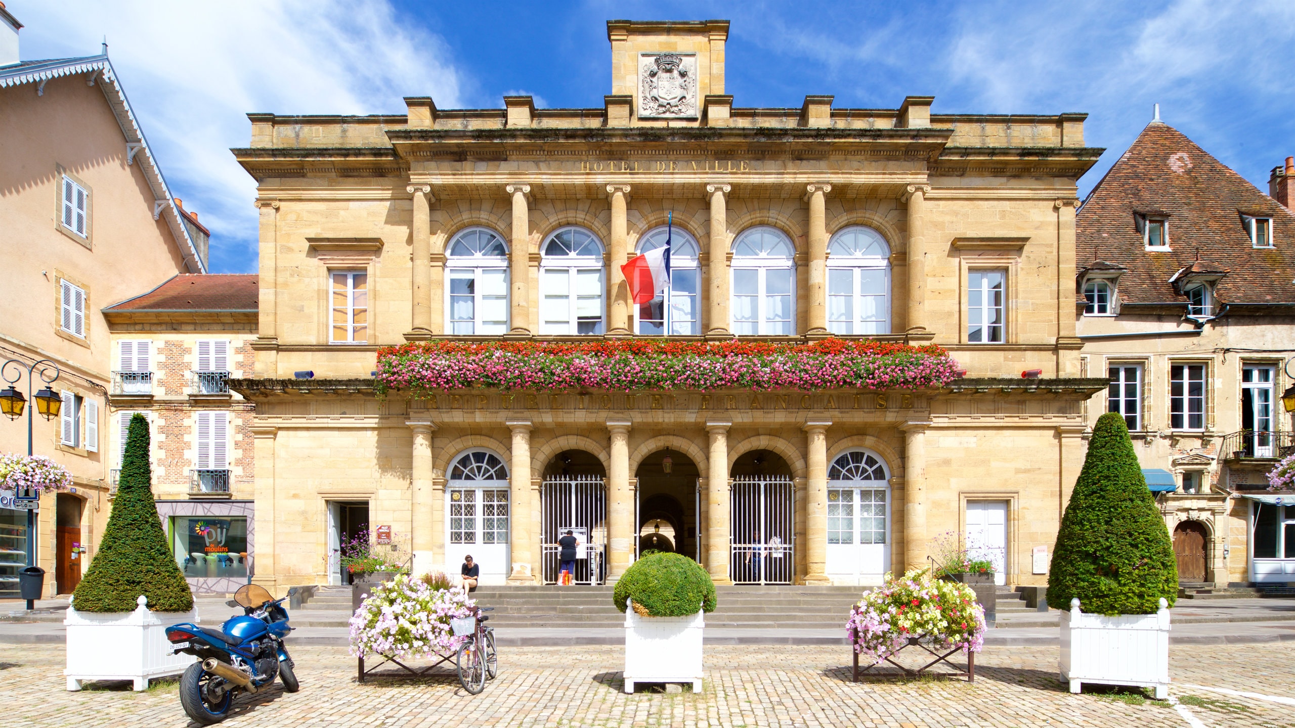 Moulins qui includes fleurs