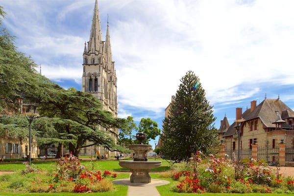 Katedralen i Moulins og byder på en park, en kirke eller en katedral og historiske bygningsværker