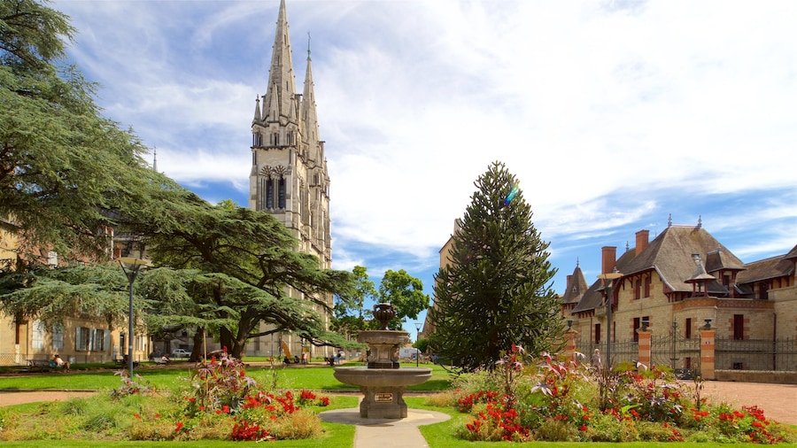 Katedralen i Moulins og byder på en park, en kirke eller en katedral og historiske bygningsværker