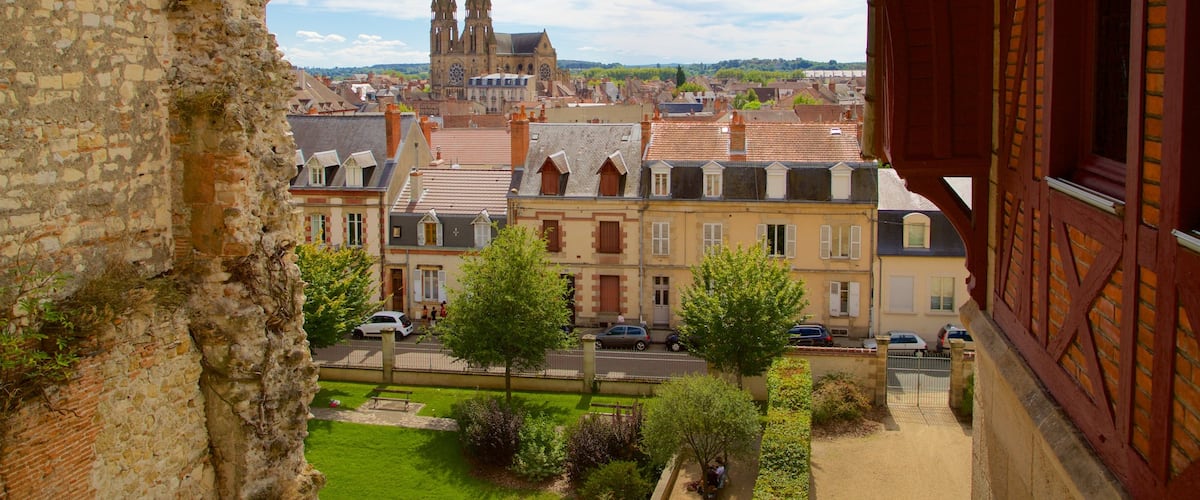 Maison Mantin featuring a city