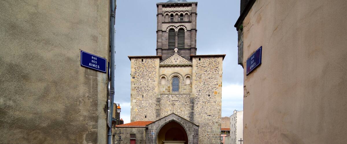 Basilica of Notre-Dame-du-Port que incluye patrimonio de arquitectura y una iglesia o catedral