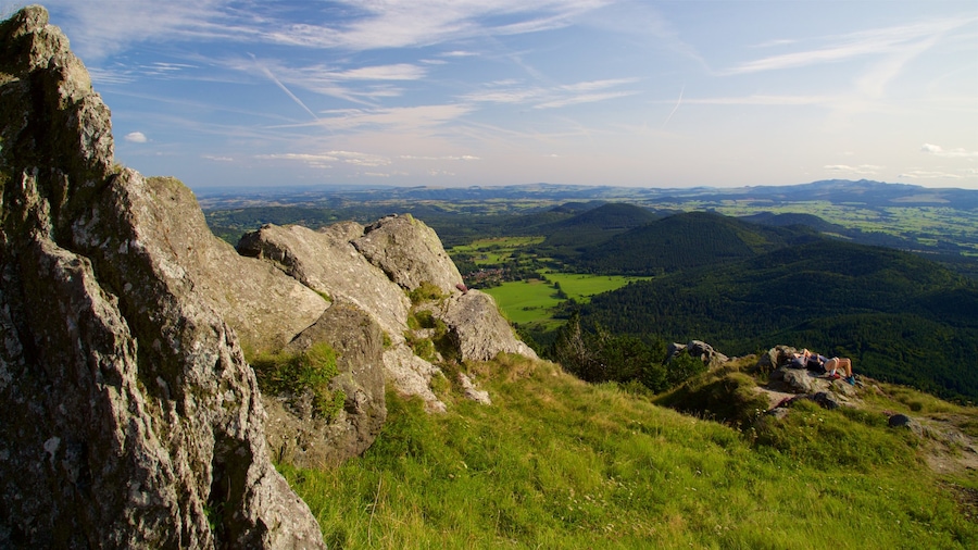 Puy de Dome que incluye vistas de paisajes y escenas tranquilas