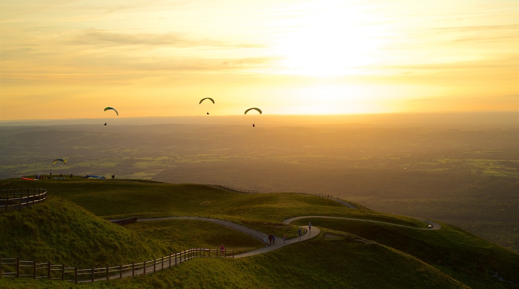 Puy de Dome som omfatter fredfyldte omgivelser, en solnedgang og udsigt over landskaber