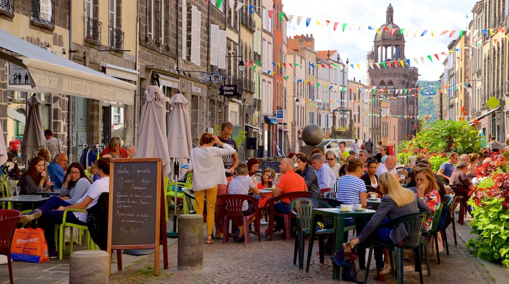 Riom ofreciendo una ciudad, comidas al aire libre y señalización