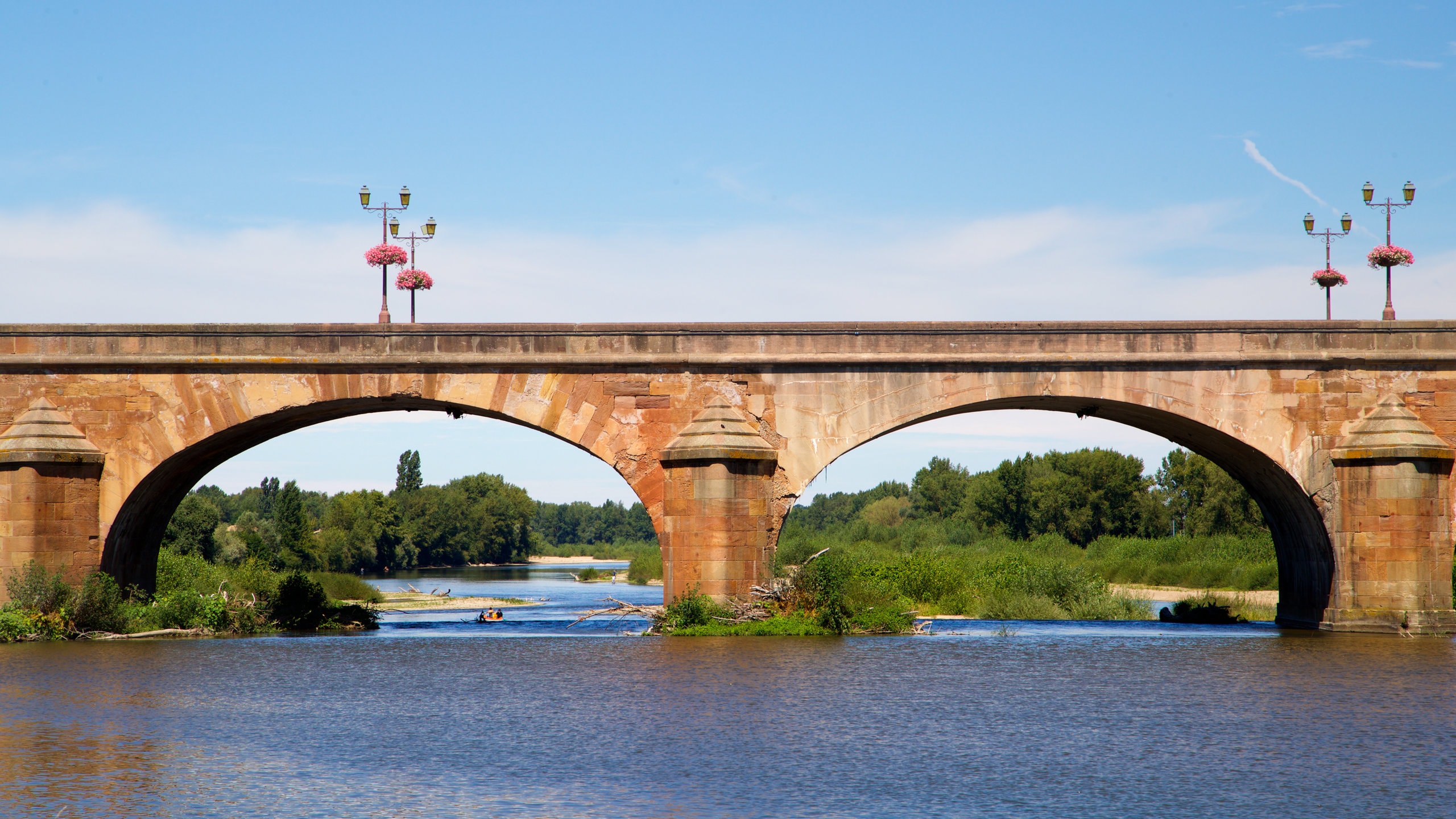 Moulins montrant rivière ou ruisseau et pont