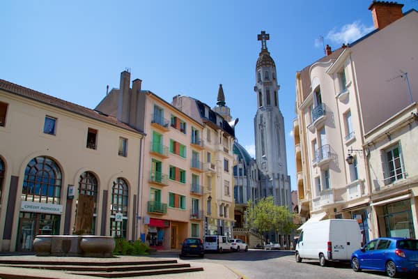 Ăglise St-Blaise mettant en vedette patrimoine architectural et ville