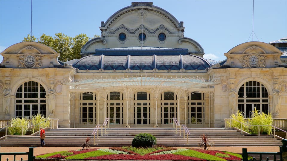 Vichy showing a garden, heritage architecture and flowers