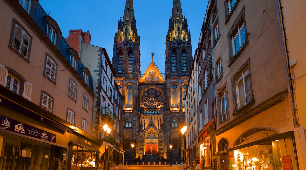 Catedral de Clermont-Ferrand mostrando patrimonio de arquitectura, escenas nocturnas y una ciudad