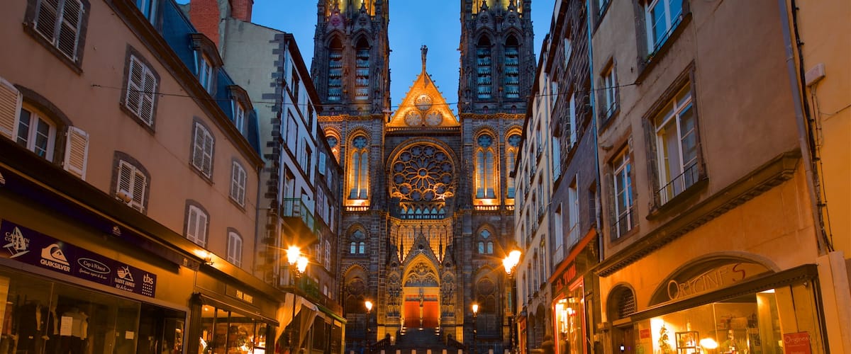 Cathédrale de Clermont-Ferrand montrant ville, scènes de nuit et patrimoine architectural