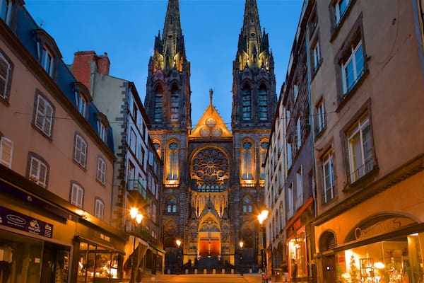 Cathédrale de Clermont-Ferrand montrant ville, scènes de nuit et patrimoine architectural